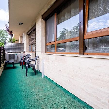 Sunny Apartment In Studentski Grad, Behind Unss Sofia Esterno foto